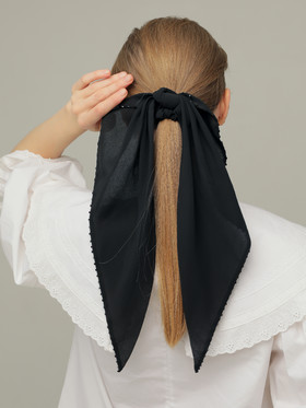Резинка для волос с платком черного цвета из шелка со стеклярусом