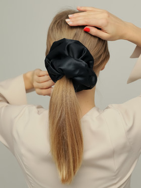 Резинка для волос объемная черного цвета из атласа